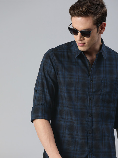 

Roadster Men Teal Blue & Black Regular Fit Checked Casual Shirt