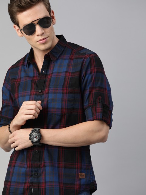 

Roadster Men Blue & Red Regular Fit Checked Casual Shirt