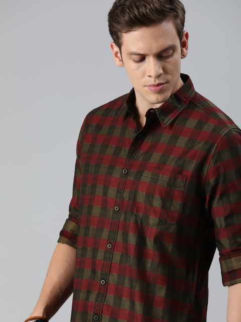 

Roadster Men Olive Green & Red Regular Fit Checked Casual Shirt