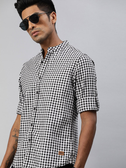 

Roadster Men Black & White Regular Fit Checked Casual Shirt