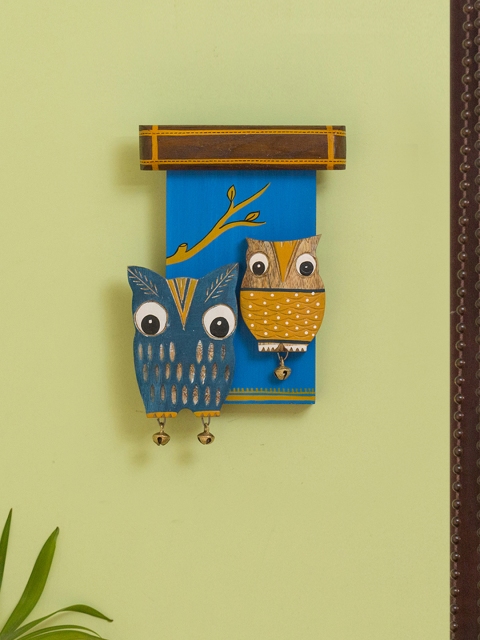 

ExclusiveLane Blue Owl Siblings Wooden Wall Hanging