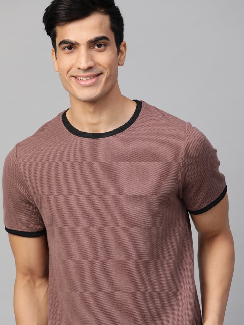 

Mast & Harbour Men Mauve Self Design Round Neck T-shirt