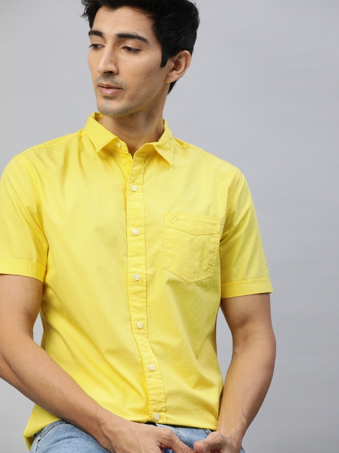 

Denizen From Levis Men Yellow Solid Regular Fit Casual Shirt