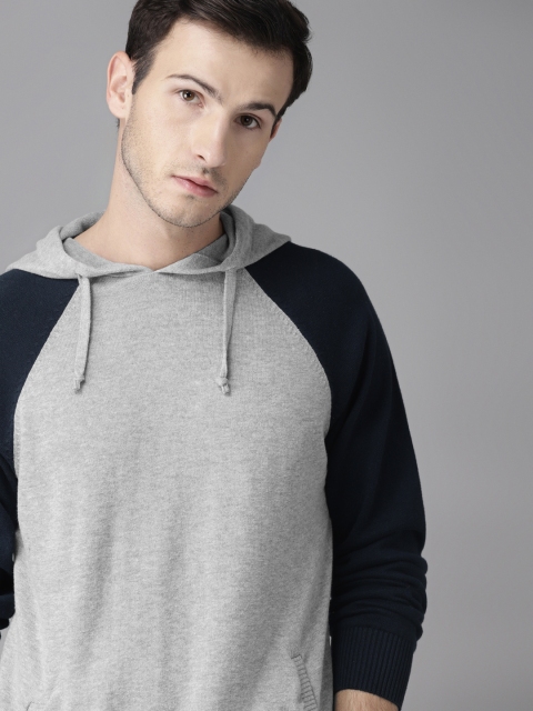 

Roadster Men Grey Melange & Navy Blue Solid Pullover Hooded Sweater