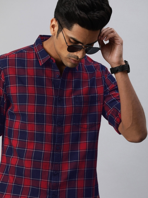 

Roadster Men Red & Navy Blue Regular Fit Checked Casual Shirt