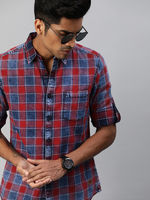 

Roadster Men Blue & Red Regular Fit Checked Casual Shirt