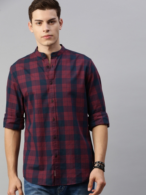 

Roadster Men Navy Blue & Red Regular Fit Checked Casual Shirt