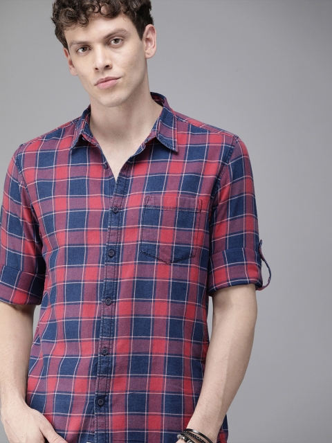 

Roadster Men Navy Blue & Red Regular Fit Checked Casual Shirt