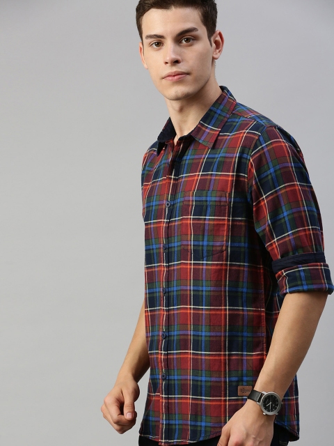 

Roadster Men Red & Navy Blue Regular Fit Checked Casual Shirt