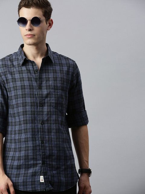 

Roadster Men Navy Blue & Black Regular Fit Checked Casual Shirt