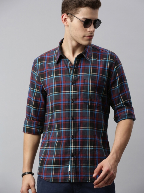 

Roadster Men Black & Red Regular Fit Checked Casual Shirt