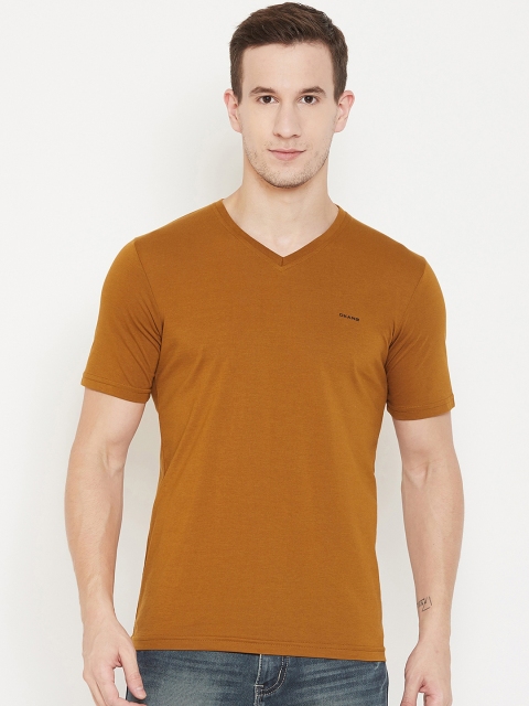

Okane Men Mustard Yellow Solid V-Neck T-shirt