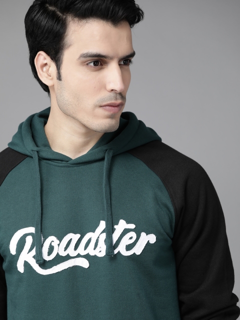 

Roadster Men Green & White Brand Logo Applique Hooded Sweatshirt