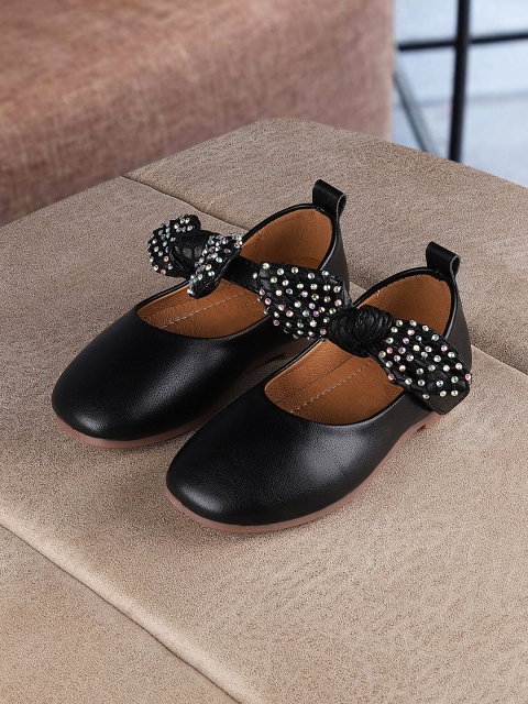 

Walktrendy Girls Black Solid Ballerinas