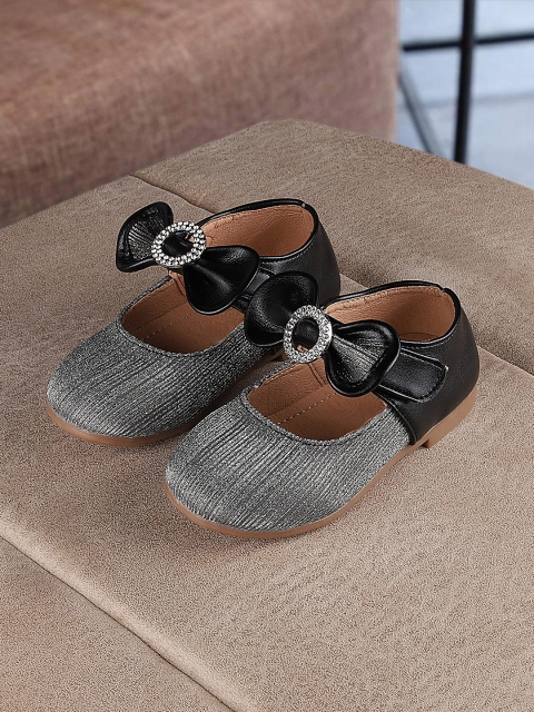 

Walktrendy Girls Black Solid Ballerinas