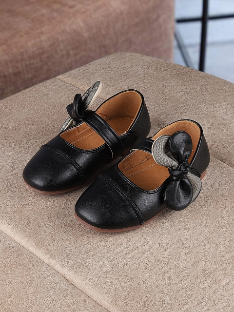 

Walktrendy Girls Black Solid Ballerinas