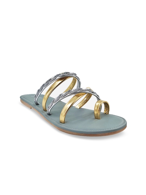 

THE MADRAS TRUNK Women Gold-Toned Embellished One Toe Flats