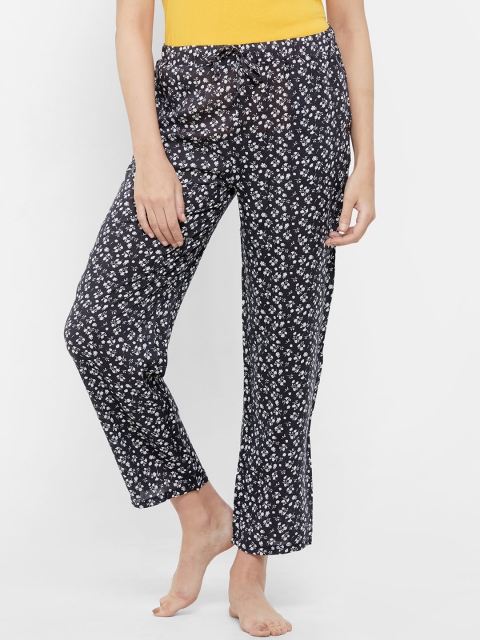 

SOIE Women Black & White Floral Print Pyjamas