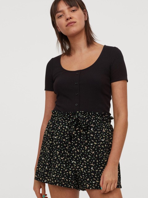 

H&M Women Black Printed Crinkled Shorts