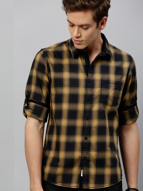 

Roadster Men Black & Yellow Regular Fit Checked Casual Shirt