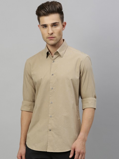 

RARE RABBIT Men Beige Tailored Fit Ditsy Geometric Print Casual Shirt
