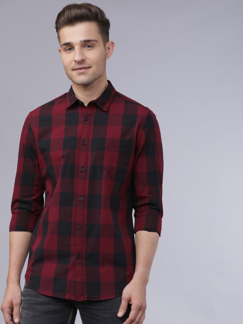 

HIGHLANDER Men Maroon & Black Yarn Dyed Slim Fit Checked Casual Shirt