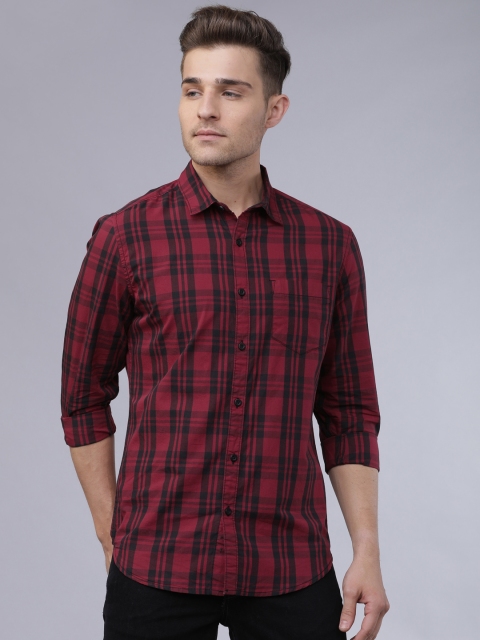 

HIGHLANDER Men Red & Black Yarn Dyed Slim Fit Checked Casual Shirt