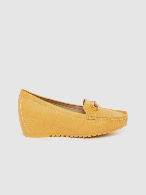 

Mast & Harbour Women Mustard Yellow Snakeskin Textured Pumps