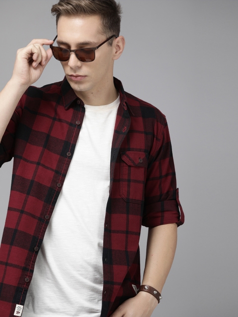 

Roadster Men Maroon & Blue Checked Regular Fit Casual Shirt