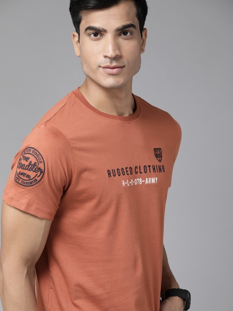 

Roadster Men Rust Brown Pure Cotton Solid Round Neck T-shirt with Embroidered Detail