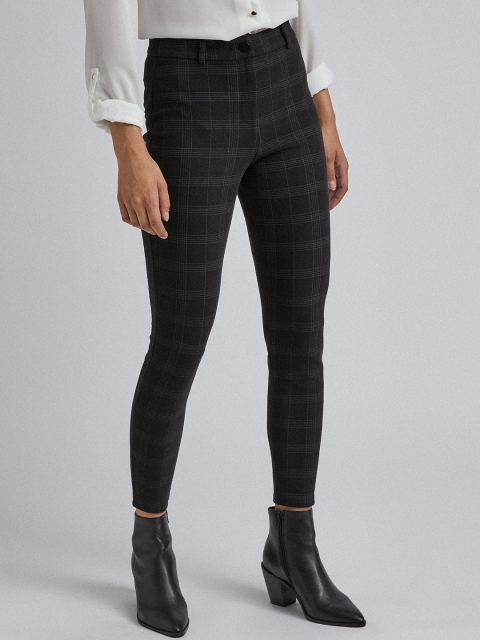 

DOROTHY PERKINS Women Black & Grey Regular Fit Checked Cropped Trousers