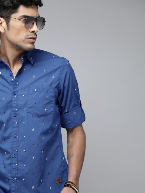 

Roadster Men Blue & White Regular Fit Geometric Printed Casual Shirt