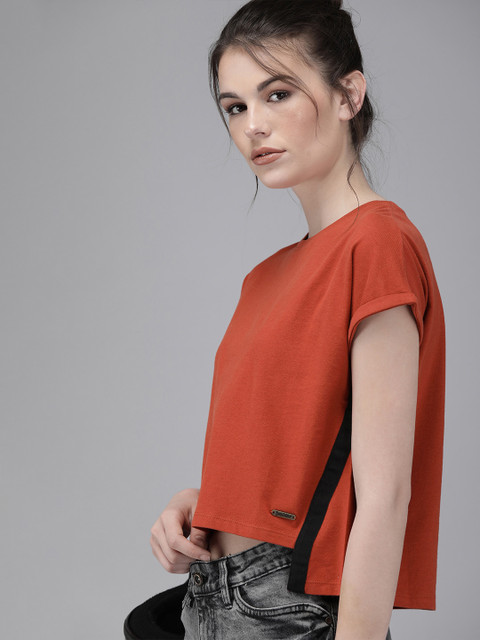 

Roadster Women Red Solid Round Neck T-shirt With Side Stripe Detail