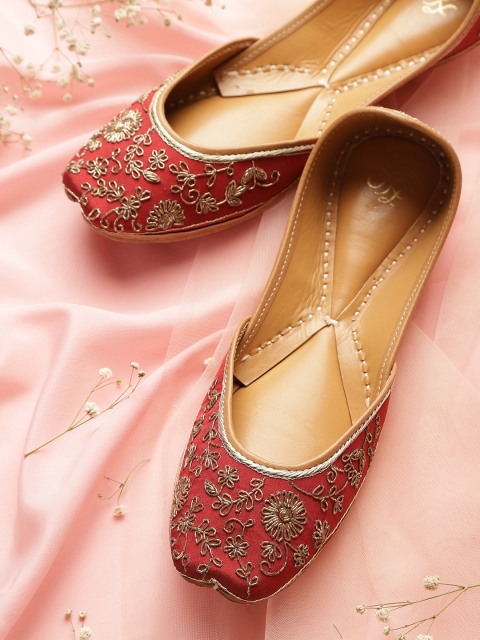 

House of Pataudi Women Maroon & Gold-Toned Embroidered Handcrafted Mojaris