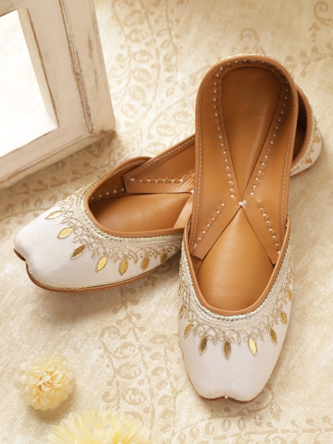 

House of Pataudi Women Off-White & Gold-Toned Embroidered Handcrafted Mojaris