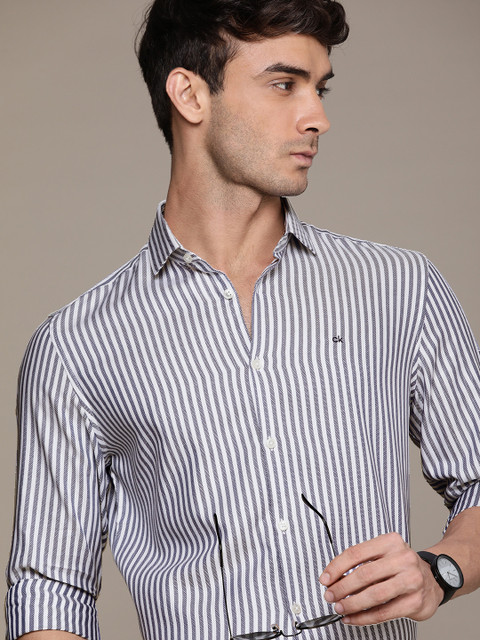 

Calvin Klein Jeans Men Navy Blue & White Slim Fit Striped Semiformal Shirt