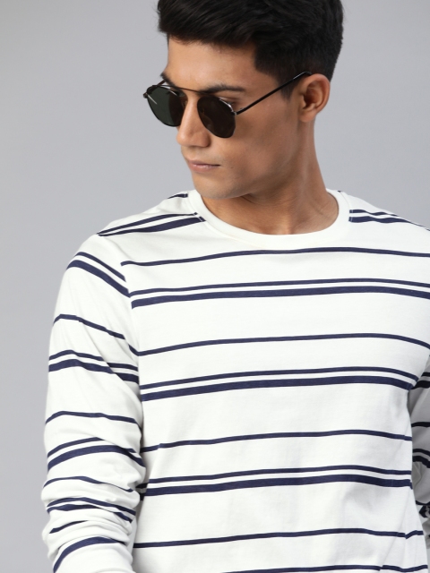 

WROGN Men White & Navy Blue Slim Fit Striped Round Neck T-shirt