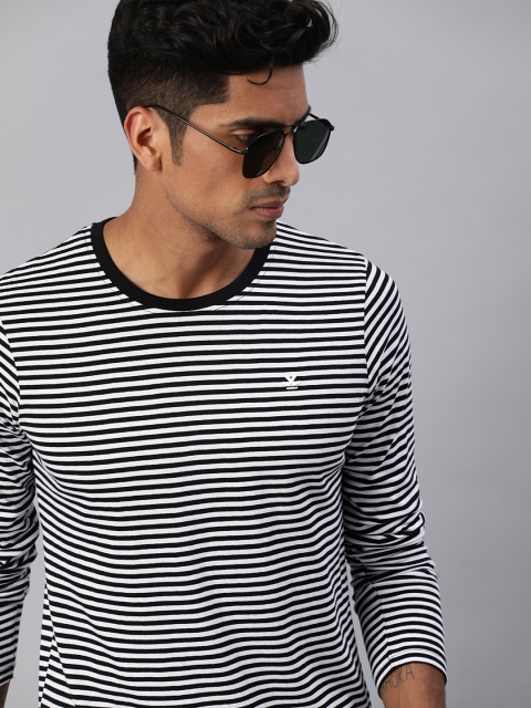 

WROGN Men Black Striped Slim Fit Round Neck T-shirt