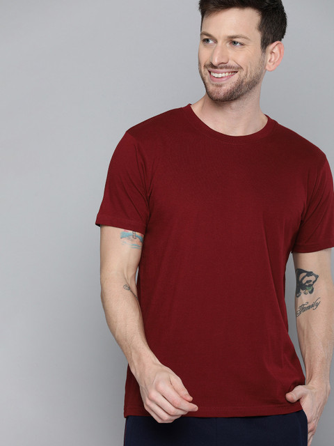 

HERE&NOW Men Burgundy Solid Round Neck T-shirt