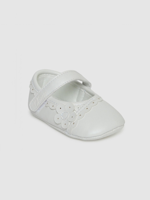 

Chicco Infant Girls White Flower Applique Mary Jane Booties
