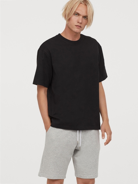 

H&M Men Grey Solid Sweatshirt Shorts Regular Fit