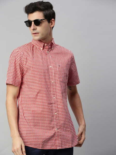 

Tommy Hilfiger Men Red & White Regular Fit Checked Casual Shirt