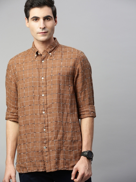 

Tommy Hilfiger Men Khaki & Black Regular Fit Checked Casual Shirt
