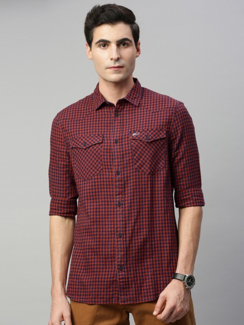 

Tommy Hilfiger Men Red & Blue Regular Fit Checked Casual Shirt