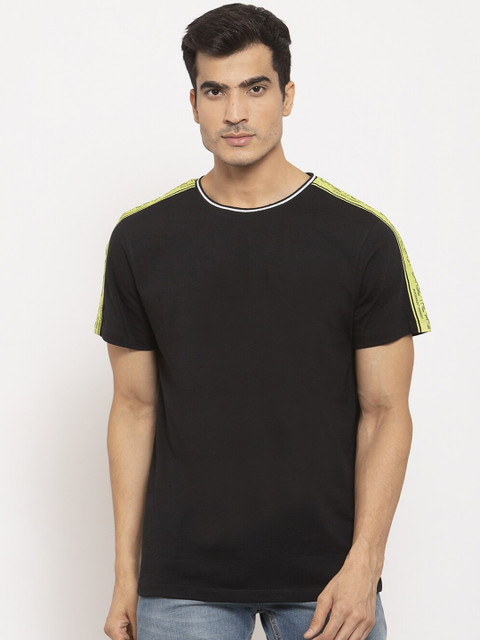 

DOOR74 Men Black Solid Round Neck T-shirt