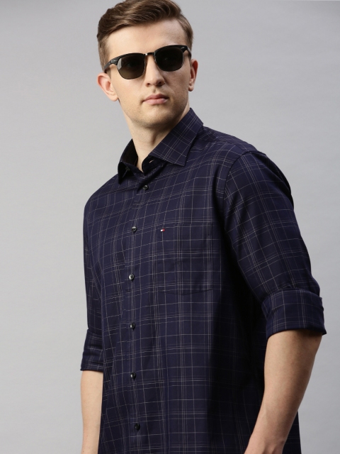 

Tommy Hilfiger Men Navy Blue & White Regular Fit Checked Casual Shirt
