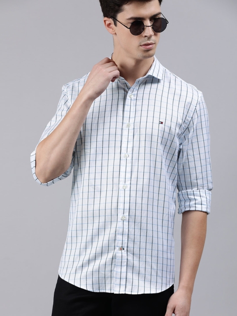 

Tommy Hilfiger Men White & Blue Regular Fit Checked Casual Shirt