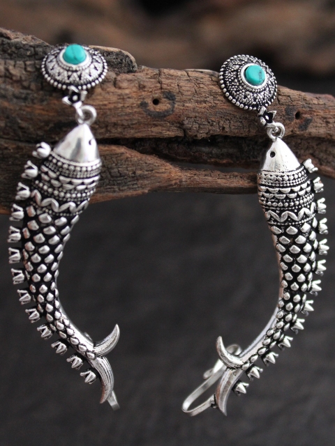 

justpeachy Silver-Toned & Black Silver Plated Contemporary Drop Earrings