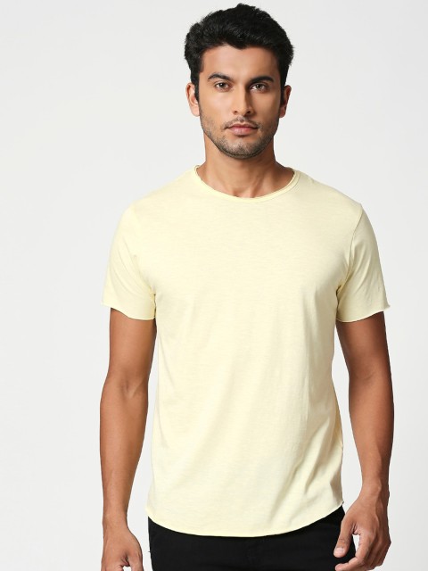 

Bewakoof Men Yellow Solid Polo Collar T-shirt