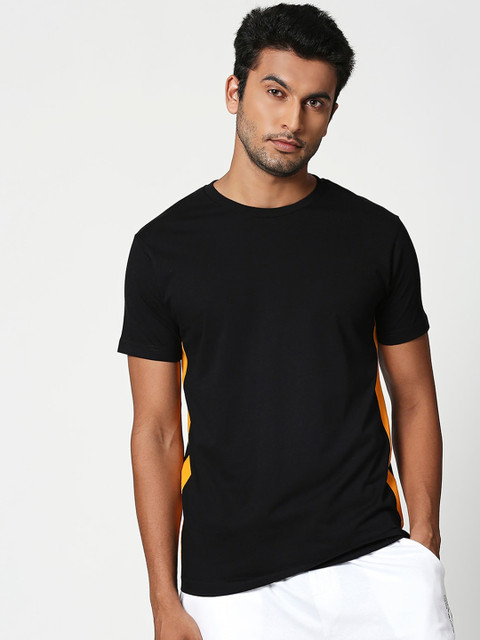 

Bewakoof Men Black Solid Polo Collar T-shirt